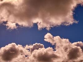 bianca cumulo nuvole nel il in profondità blu estate cielo. soffice nuvole sfondo foto