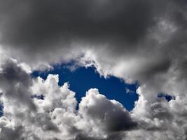 bianca cumulo nuvole nel il in profondità blu estate cielo. soffice nuvole sfondo foto