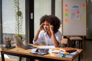 nero donna Lavorando su un' computer schermo e stressato su di il compito nel davanti di suo. Là era un' problema con il lavoro. foto