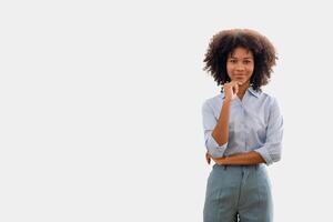 meditando idee, pensiero di attività commerciale questioni, guardare a telecamera con fiducioso Sorridi. successo, carriera e lavoro, verticale ritratto foto