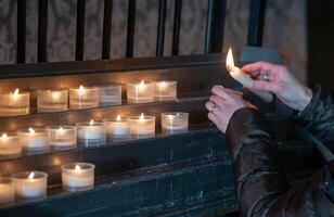 candele illuminato nel un' sacro posto foto