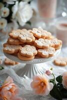 fiore sagomato biscotti nel un elegante caramella ciotola con fiori nel il sfondo foto