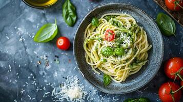 fresco spaghetti con pesto e ciliegia pomodori foto