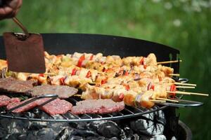 barbecue grigliato carne su il bbq griglia foto