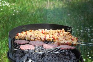 barbecue grigliato carne su il bbq griglia foto