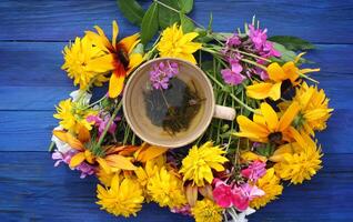 salutare erbaceo tè con medico erbe aromatiche. foto