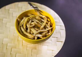 fritte lungo francese fagioli nel giallo ceramica tazza. foto