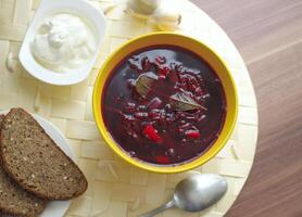 rosso borscht o barbabietola la minestra con acida crema. foto