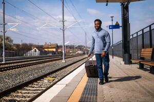 contento uomo con valigia a piedi su ferrovia stazione. foto