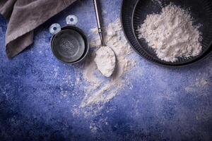 Grano Farina su scuro. cottura al forno sfondo foto