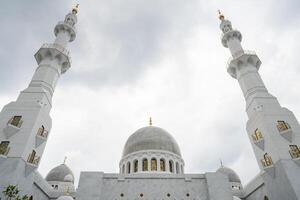 il più grande moschea su il assolo centrale Giava mesjid sceicco zayed. il foto è adatto per uso per Ramadhan manifesto e musulmano soddisfare media.