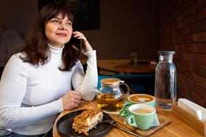 giovane donna con un' smartphone nel un' bar. caffè e tè. foto