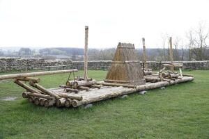 czersk, Polonia - marzo 24, 2024 - di legno zattera su cortile a masovia duchi castello foto