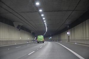 varsavia, Polonia - marzo 10, 2024 - guida un' auto nel ursynow tunnel foto