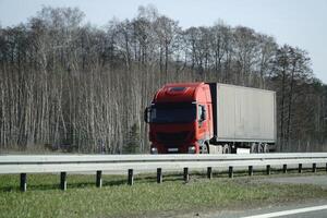 camion su un' autostrada - davanti Visualizza foto