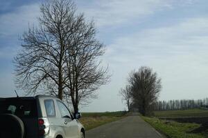 auto su un' strada nel rurale la zona foto