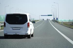 bianca auto su un' autostrada foto