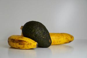 avocado e Banana su il tavolo foto