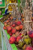 gruppi di rambutan frutta visualizzato nel supermercato scatola foto