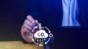 mano Tenere co2 riducendo virtuale icona per diminuire carbonio biossido emissione, carbonio orma e carbonio credito per limite globale riscaldamento a partire dal bio clima modificare concetto. foto