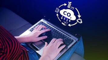 mano Tenere co2 riducendo virtuale icona per diminuire carbonio biossido emissione, carbonio orma e carbonio credito per limite globale riscaldamento a partire dal bio clima modificare concetto. foto