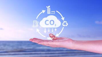 mano Tenere co2 riducendo virtuale icona per diminuire carbonio biossido emissione, carbonio orma e carbonio credito per limite globale riscaldamento a partire dal bio clima modificare concetto. foto