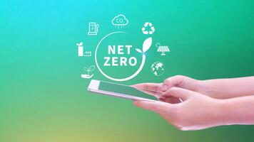 netto zero e carbonio neutro concetti, netto zero serra gas emissioni obbiettivo, clima neutro lungo strategia, uomo d'affari Tenere netzero icona con smartphone. foto