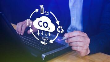 mano Tenere co2 riducendo virtuale icona per diminuire carbonio biossido emissione, carbonio orma e carbonio credito per limite globale riscaldamento a partire dal bio clima modificare concetto. foto