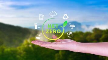 netto zero e carbonio neutro concetti, netto zero serra gas emissioni obbiettivo, clima neutro lungo strategia, uomo d'affari Tenere netzero icona. foto