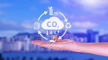 mano Tenere co2 riducendo virtuale icona per diminuire carbonio biossido emissione, carbonio orma e carbonio credito per limite globale riscaldamento a partire dal bio clima modificare concetto. foto