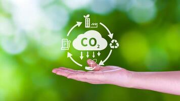 mano Tenere co2 riducendo virtuale icona per diminuire carbonio biossido emissione, carbonio orma e carbonio credito per limite globale riscaldamento a partire dal bio clima modificare concetto. foto