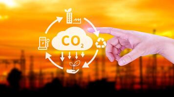 mano Tenere co2 riducendo virtuale icona per diminuire carbonio biossido emissione, carbonio orma e carbonio credito per limite globale riscaldamento a partire dal bio clima modificare concetto. foto