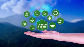 verde energia, carbonio credito mercato concetto, uomo d'affari Tenere carbonio credito icona, netto zero, verde energia icona. carbonio neutro nel industria netto zero emissione eco energia. foto