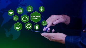 carbonio credito concetto, commerciante utilizzando smartphone per commercio carbonio credito su applicazione, carbonio etf per investire nel sostenibile attività commerciale, verde clima fondi investimento, netto zero emissione, pulito tecnologia. foto