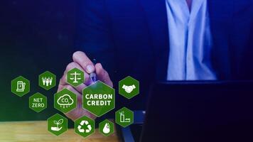 verde energia, carbonio credito mercato concetto, uomo d'affari puntamento carbonio credito icona, netto zero, verde energia icona. carbonio neutro nel industria netto zero emissione eco energia. foto