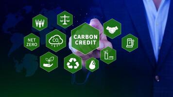 verde energia, carbonio credito mercato concetto, uomo d'affari puntamento carbonio credito icona, netto zero, verde energia icona. carbonio neutro nel industria netto zero emissione eco energia. foto