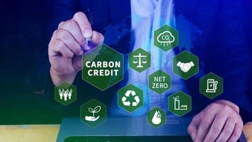 verde energia, carbonio credito mercato concetto, uomo d'affari puntamento carbonio credito icona, netto zero, verde energia icona. carbonio neutro nel industria netto zero emissione eco energia. foto