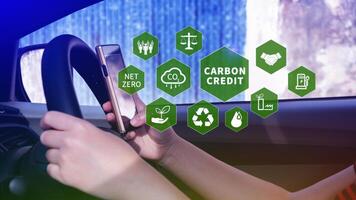 carbonio credito concetto, commerciante utilizzando smartphone per commercio carbonio credito su applicazione, carbonio etf per investire nel sostenibile attività commerciale, verde clima fondi investimento, netto zero emissione, pulito tecnologia. foto