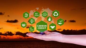 verde energia, carbonio credito mercato concetto, uomo d'affari Tenere carbonio credito icona, netto zero, verde energia icona. carbonio neutro nel industria netto zero emissione eco energia. foto