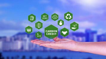 verde energia, carbonio credito mercato concetto, uomo d'affari Tenere carbonio credito icona, netto zero, verde energia icona. carbonio neutro nel industria netto zero emissione eco energia. foto