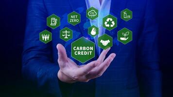 verde energia, carbonio credito mercato concetto, uomo d'affari Tenere carbonio credito icona, netto zero, verde energia icona. carbonio neutro nel industria netto zero emissione eco energia. foto