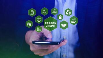 carbonio credito concetto, commerciante utilizzando smartphone per commercio carbonio credito su applicazione, carbonio etf per investire nel sostenibile attività commerciale, verde clima fondi investimento, netto zero emissione, pulito tecnologia. foto