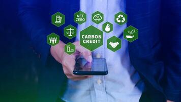 carbonio credito concetto, commerciante utilizzando smartphone per commercio carbonio credito su applicazione, carbonio etf per investire nel sostenibile attività commerciale, verde clima fondi investimento, netto zero emissione, pulito tecnologia. foto