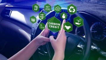 carbonio credito concetto, commerciante utilizzando smartphone per commercio carbonio credito su applicazione, carbonio etf per investire nel sostenibile attività commerciale, verde clima fondi investimento, netto zero emissione, pulito tecnologia. foto