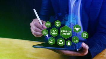 verde energia, carbonio credito mercato concetto, uomo d'affari puntamento carbonio credito icona, netto zero, verde energia icona. carbonio neutro nel industria netto zero emissione eco energia. foto