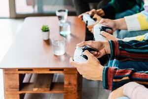 giovane giocatori giocando in linea gioco consolle a casa - gioventù persone dipendente per nuovo tecnologia gioco divertimento foto