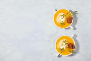 zucca crema la minestra con affumicato Maiale costolette e crema, superiore Visualizza, con copia spazio foto