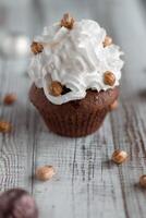 delizioso cioccolato folletto buono muffin con noccioline e frustato crema foto