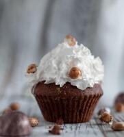 delizioso cioccolato folletto buono muffin con noccioline e frustato crema foto