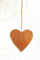 un' di legno cuore è un' simbolo di amore. San Valentino giorno saluto carta. foto
